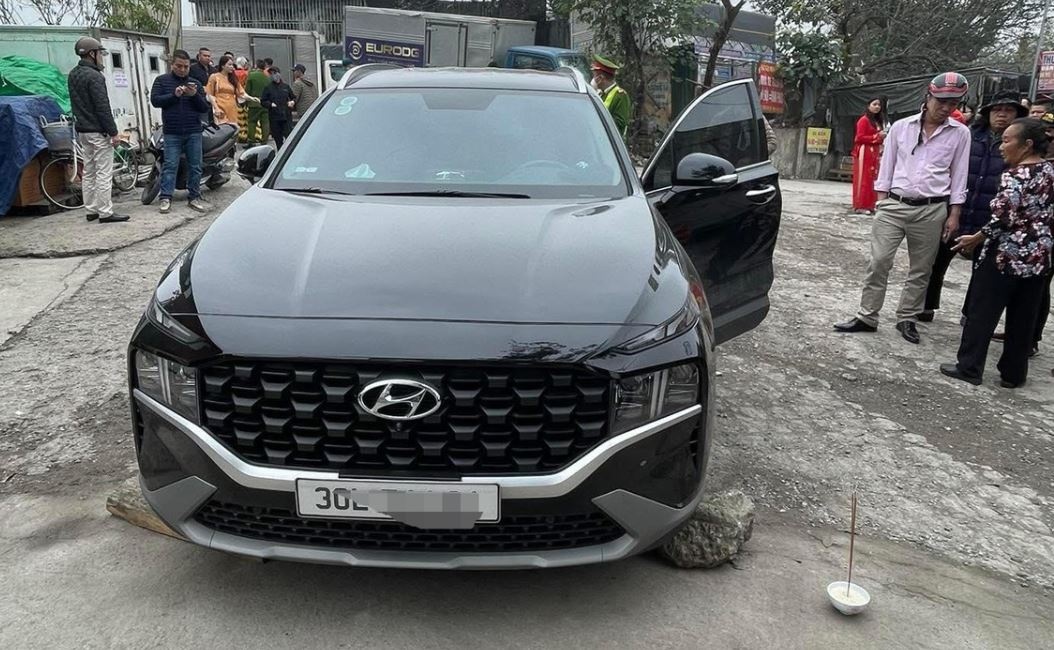 Phat hien nguoi dan ong tu vong trong oto tai Ha Noi hinh anh