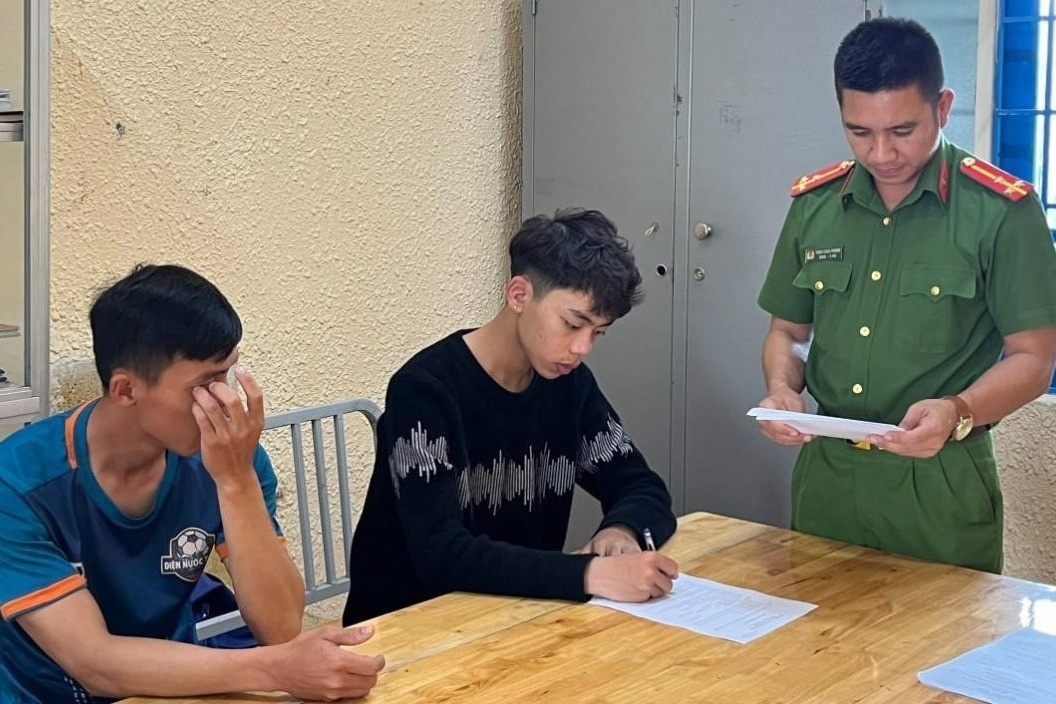 Bat khan cap hai doi tuong lua dao me cua hoc vien truong si quan hinh anh