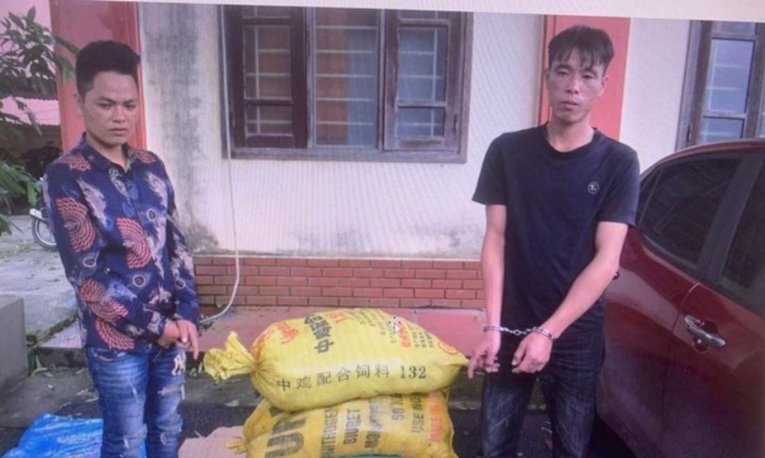 Khoi to hai doi tuong loi dung mua bao de trom cap hinh anh