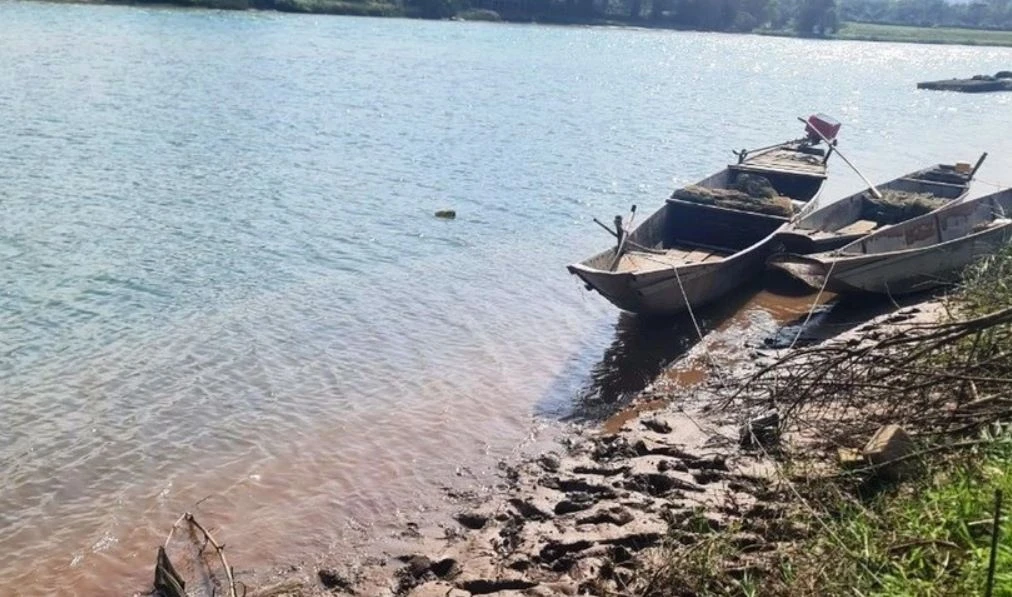 Chien si cong an cuu hai tre bi duoi nuoc o Lai Chau hinh anh