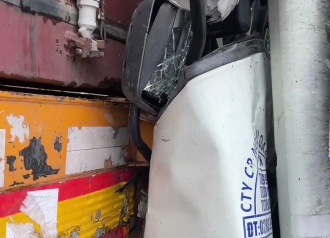 Tong vao container dung den do, tai xe xe tai tu vong trong cabin hinh anh