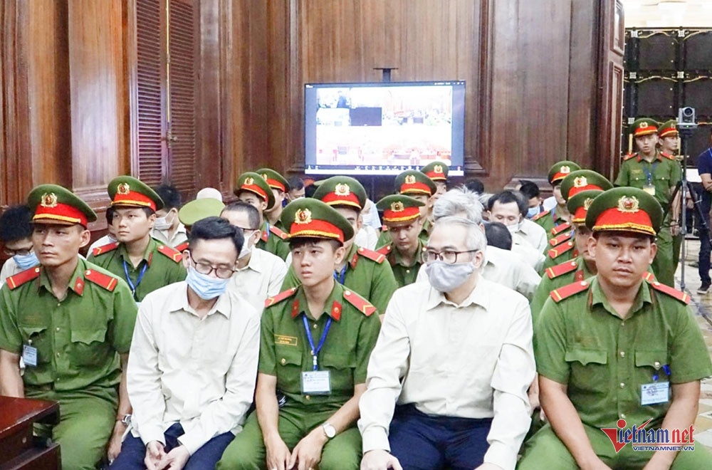 Giam doc trung tam dang kiem lung tung khai viec dua tien cho lanh dao hinh anh