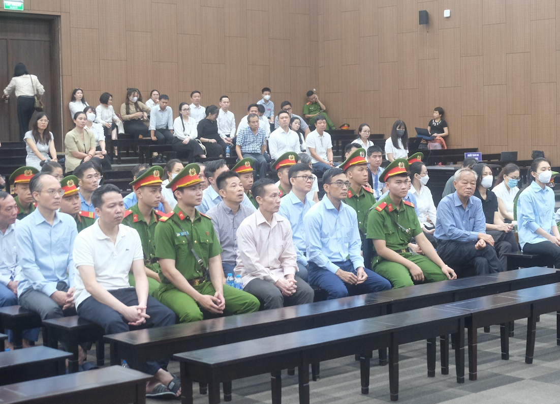 Nha dau tu de nghi ong Trinh Van Quyet mua lai co phieu ROS hinh anh