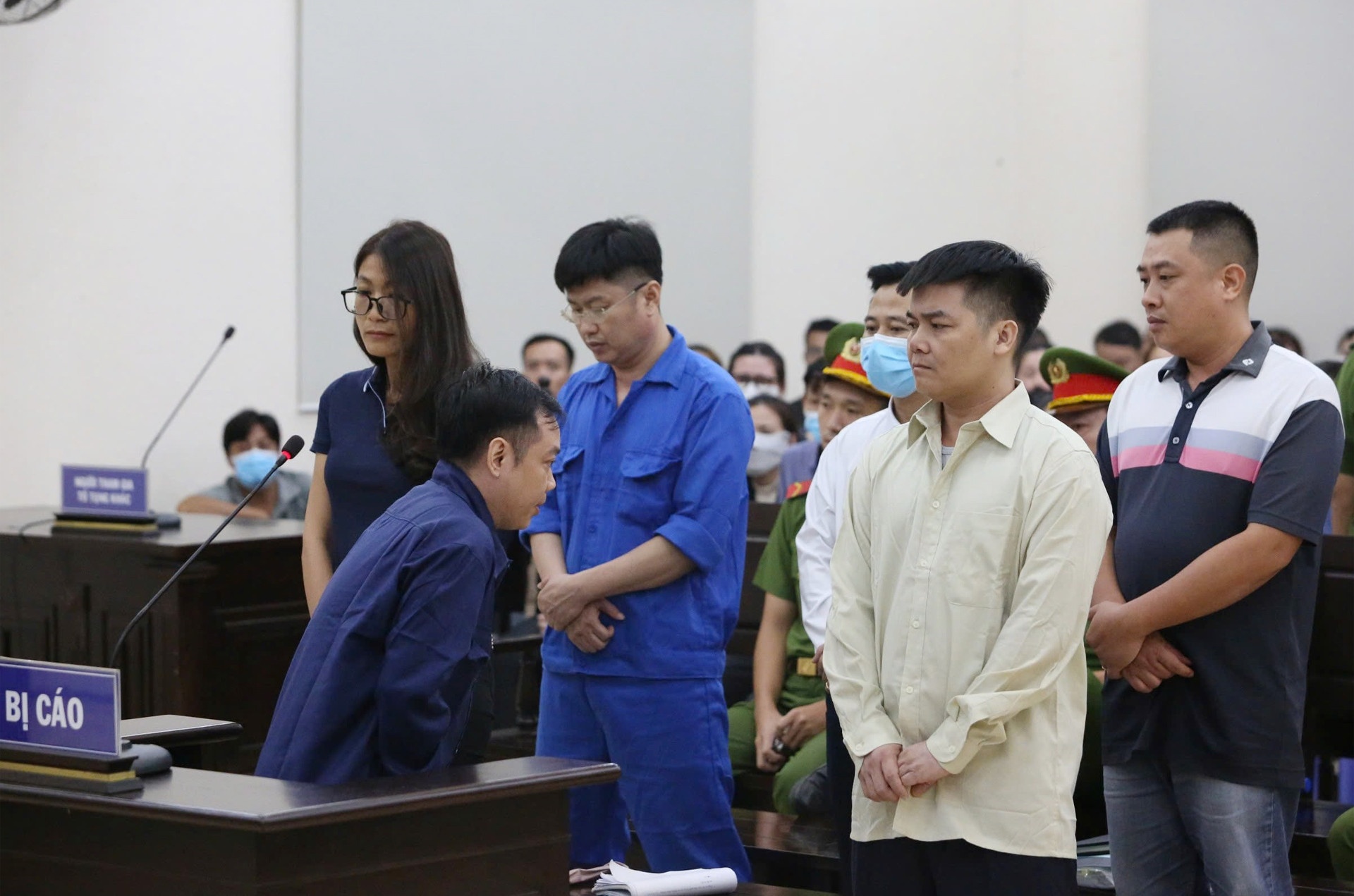 Chu quan karaoke An Phu cui dau xin loi gia dinh 32 nan nhan hinh anh