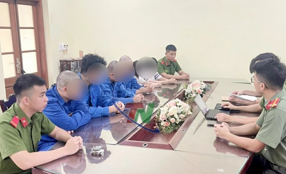 Vu tung tin 'nu nhan vien lay HIV': Khoi to 6 bi can hinh anh