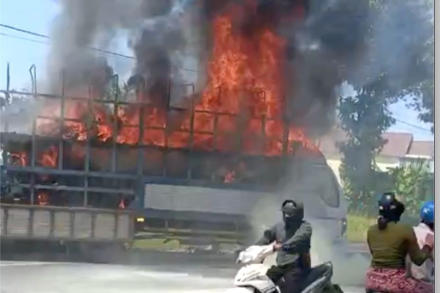 Xe tai boc chay thieu rui hang chuc xe may moi hinh anh