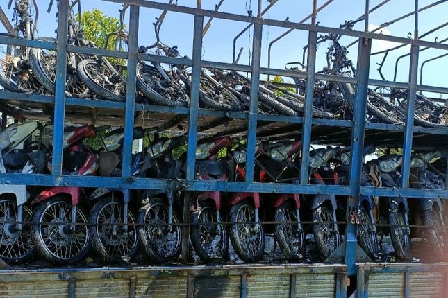 Xe tai chay xe may anh 2