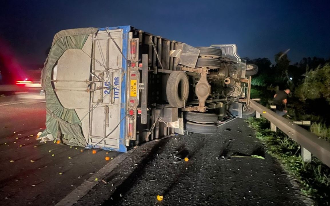 Bi xe con lan lan, xe tai lat tren cao toc Ha Noi - Lao Cai hinh anh