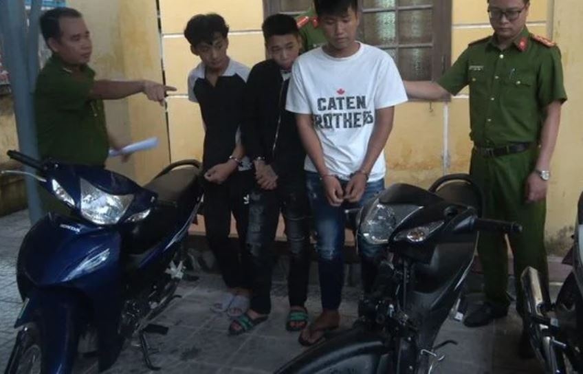 Bat nhom thanh nien chuyen trom xe giua dem o Hue hinh anh