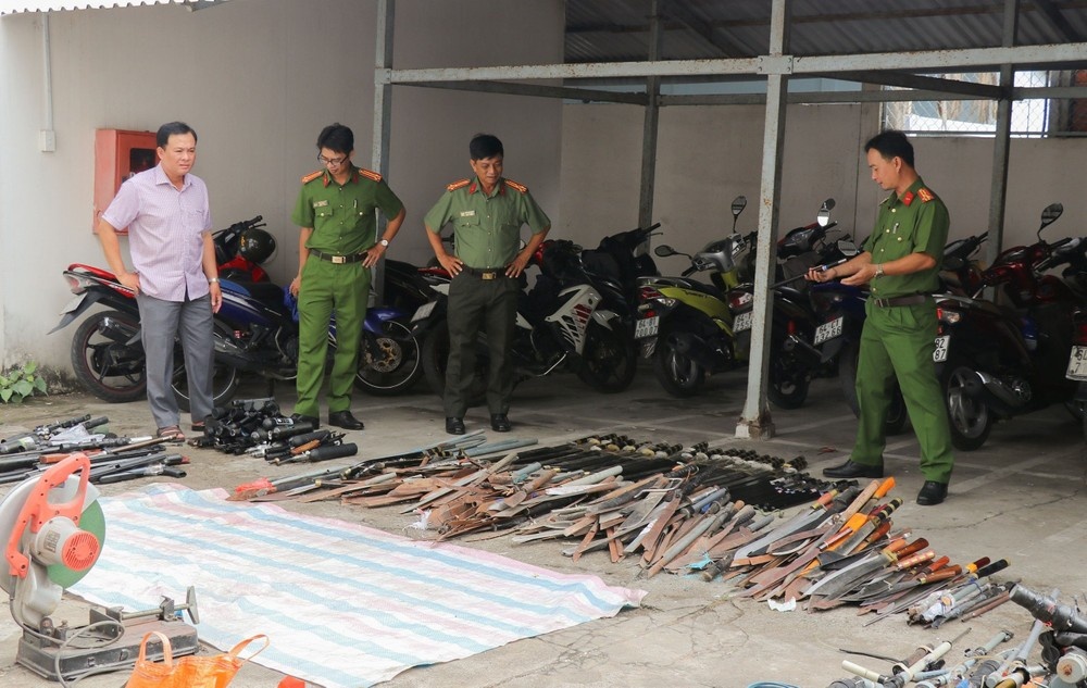 Vinh Long tieu huy hon 1.000 vu khi tho so, tu che, cong cu ho tro hinh anh