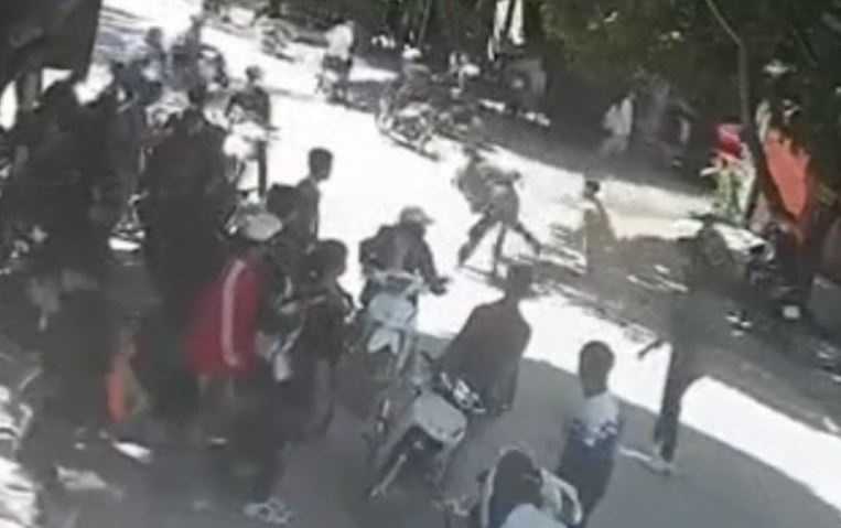 Nhom nam sinh hon chien, mot nguoi bi chem dut gan tay hinh anh