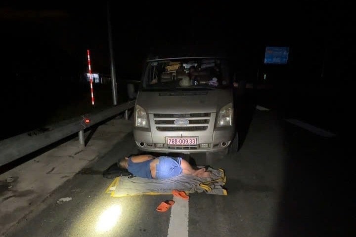 Tai xe trai chan ngu tren cao toc Vinh Hao - Phan Thiet bi xu phat hinh anh