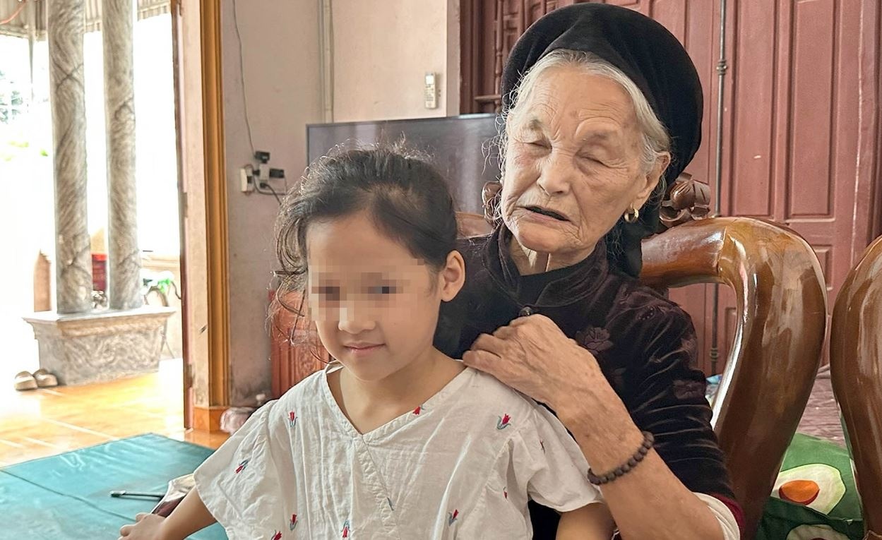 Be gai 7 tuoi mat tich giua dem, ca lang ra quyet dinh khan cap hinh anh