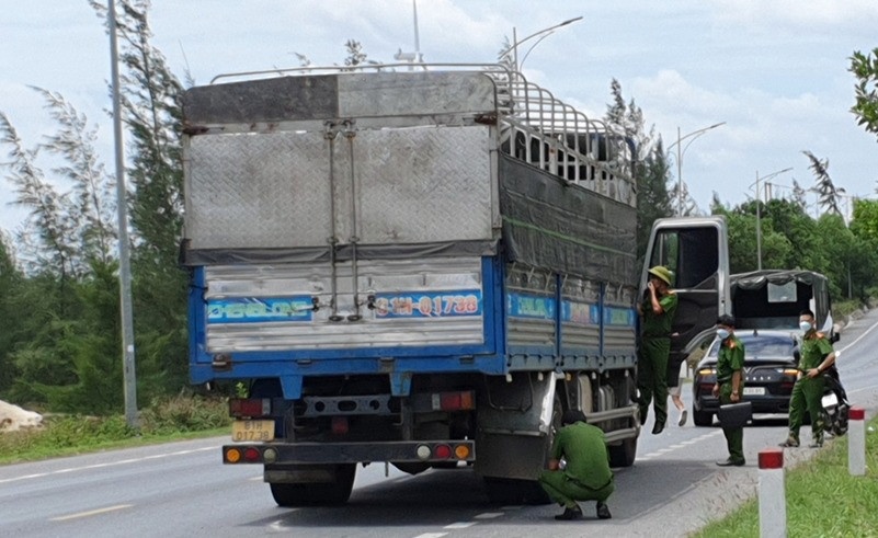 Phat hien nguoi dan ong tu vong trong cabin xe tai do ben duong hinh anh