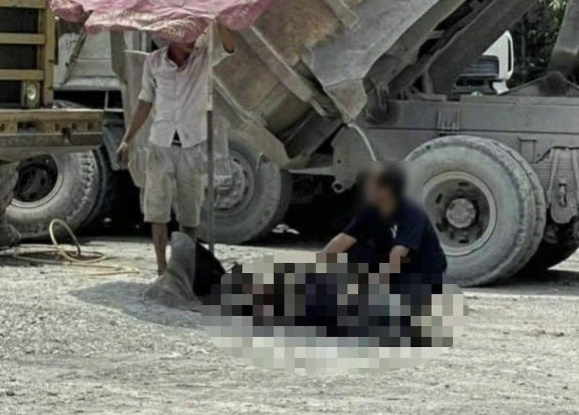 No lop xe may xuc trong mo da o Binh Duong, 1 nguoi tu vong hinh anh