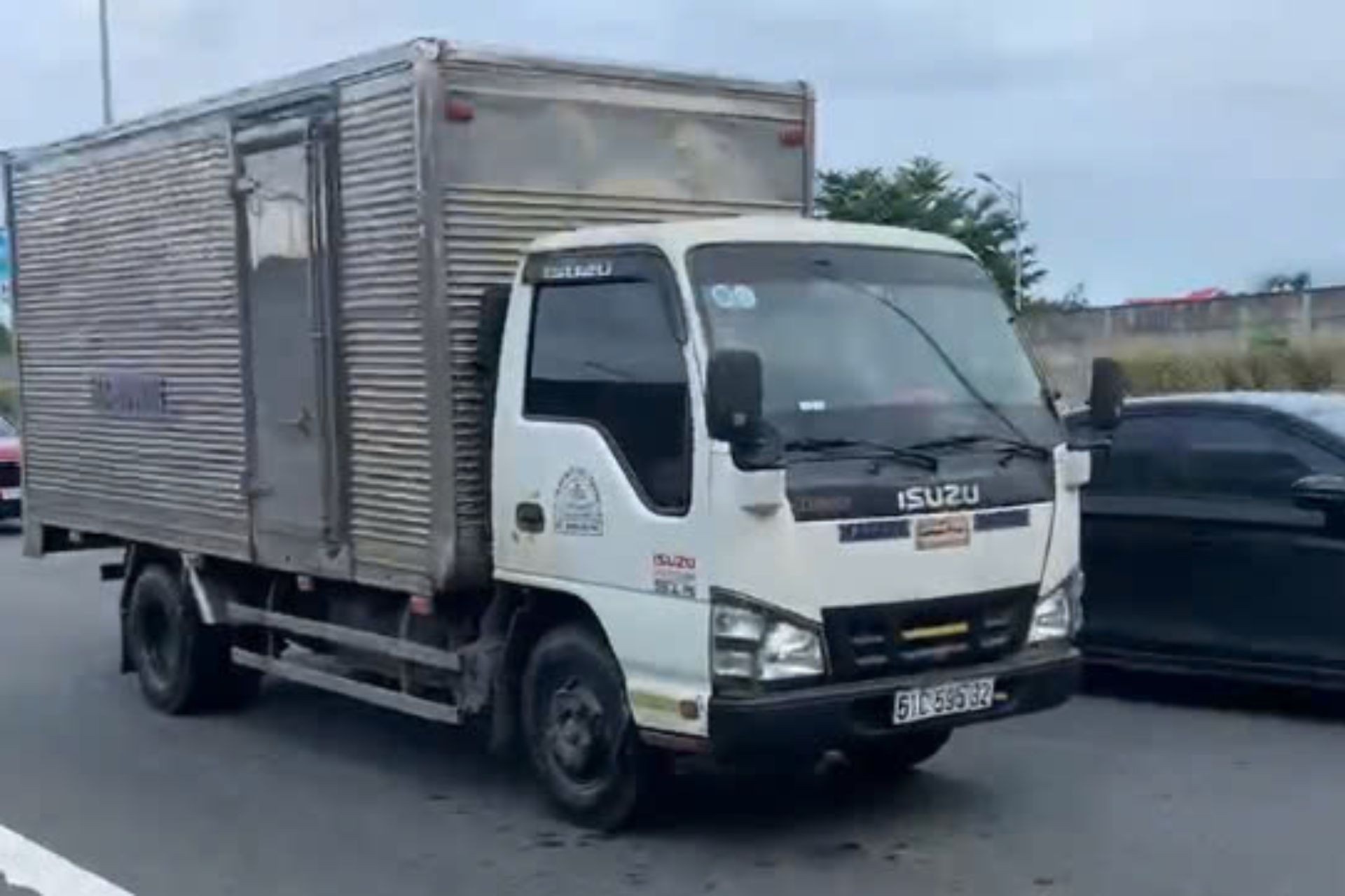 Dung xe giua cao toc, tai xe bi phat 11 trieu dong va tuoc bang lai hinh anh