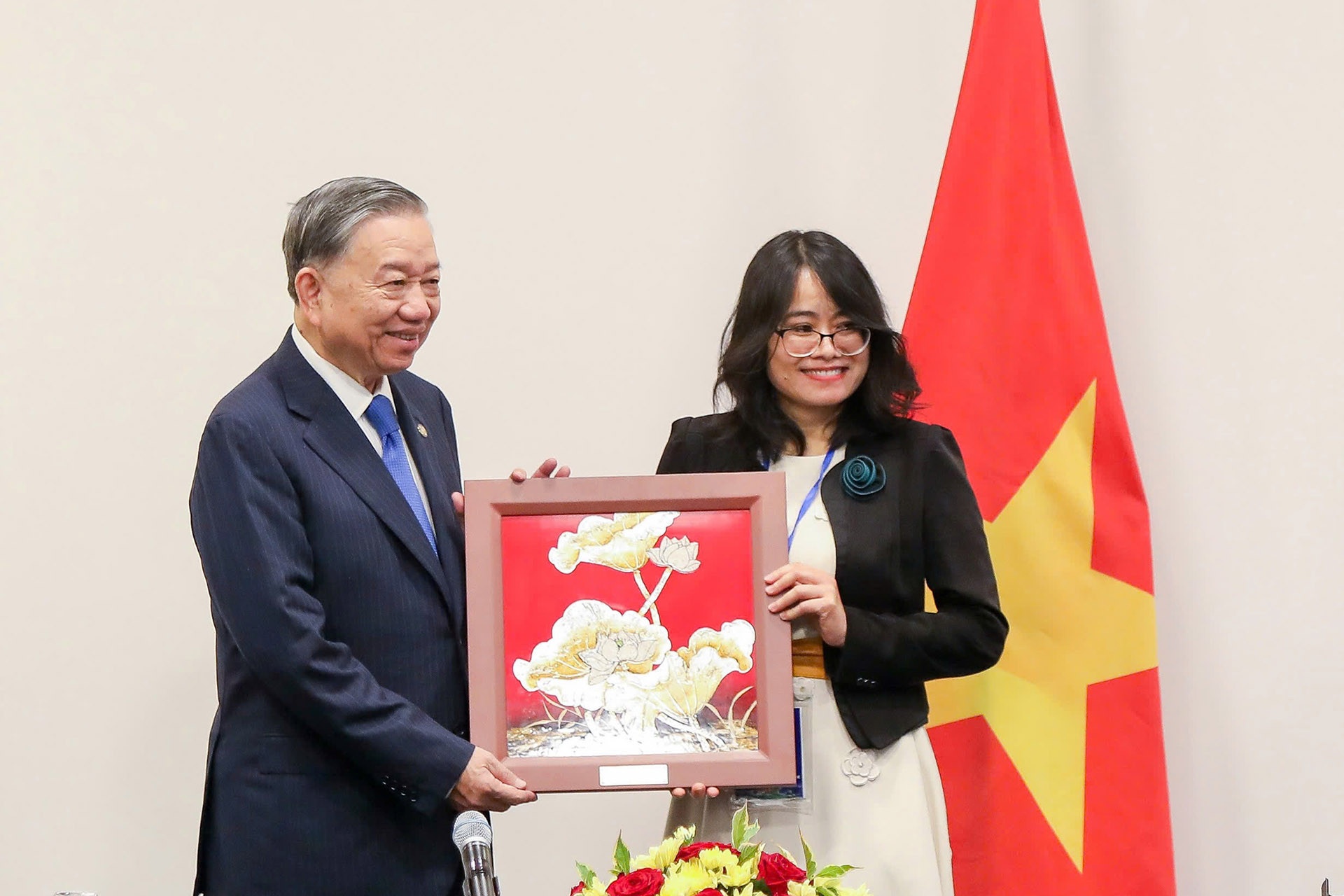 Tong Bi thu, Chu tich nuoc keu goi kieu bao giup dao tao nhan tai hinh anh