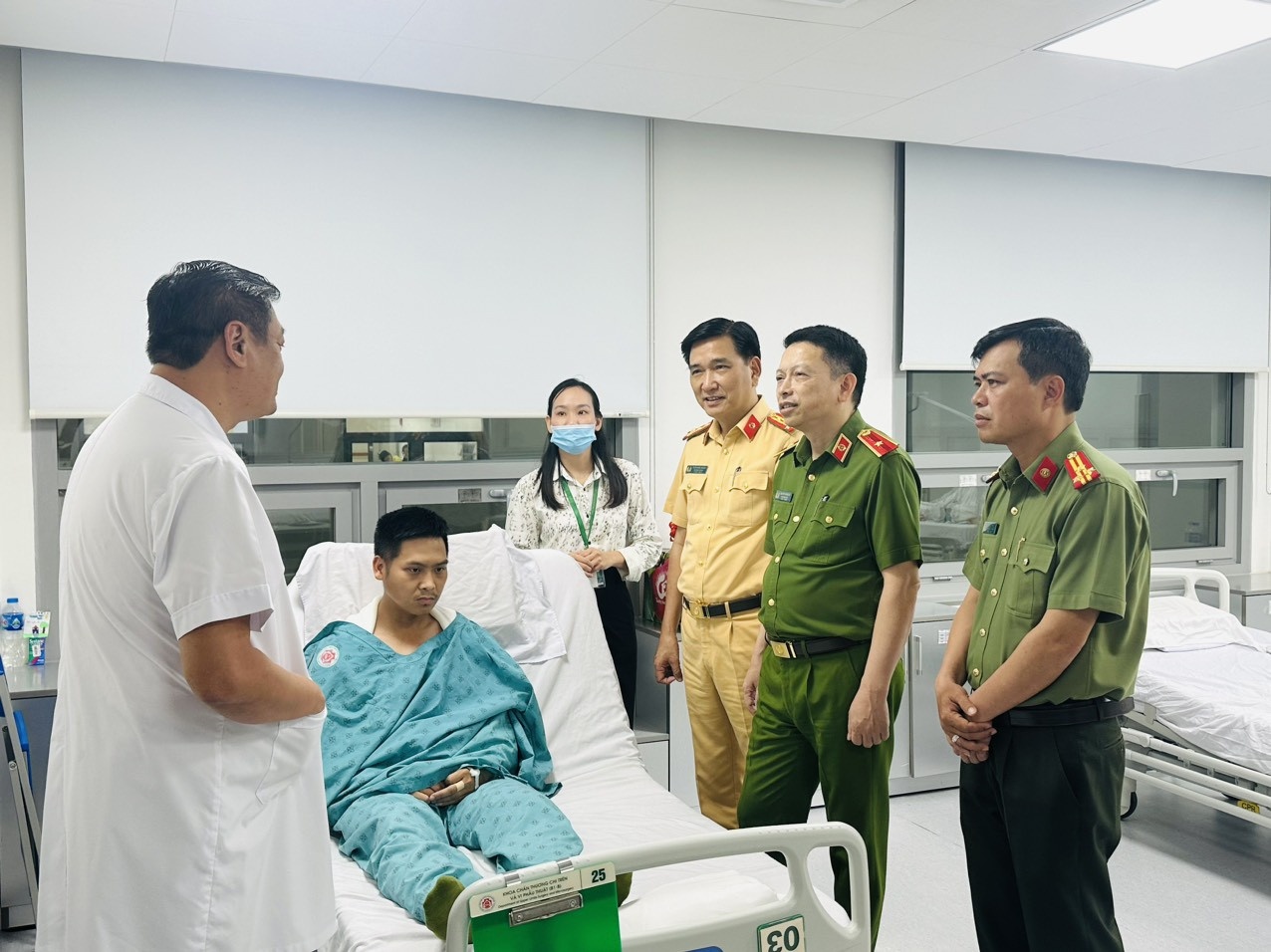 Dai uy CSGT bi xe 3 banh cho gach dam trong thuong o Ha Noi hinh anh