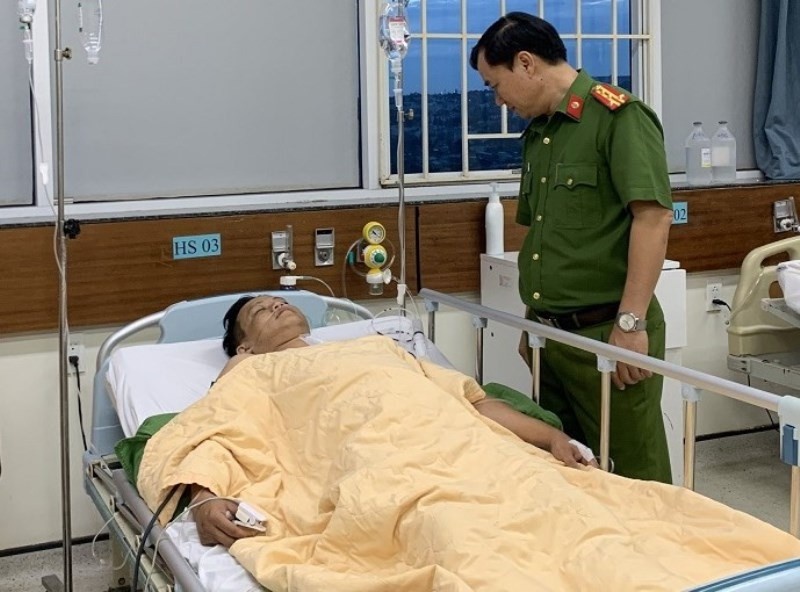 Truy bat toi pham ma tuy, hai can bo cong an bi dam trong thuong hinh anh