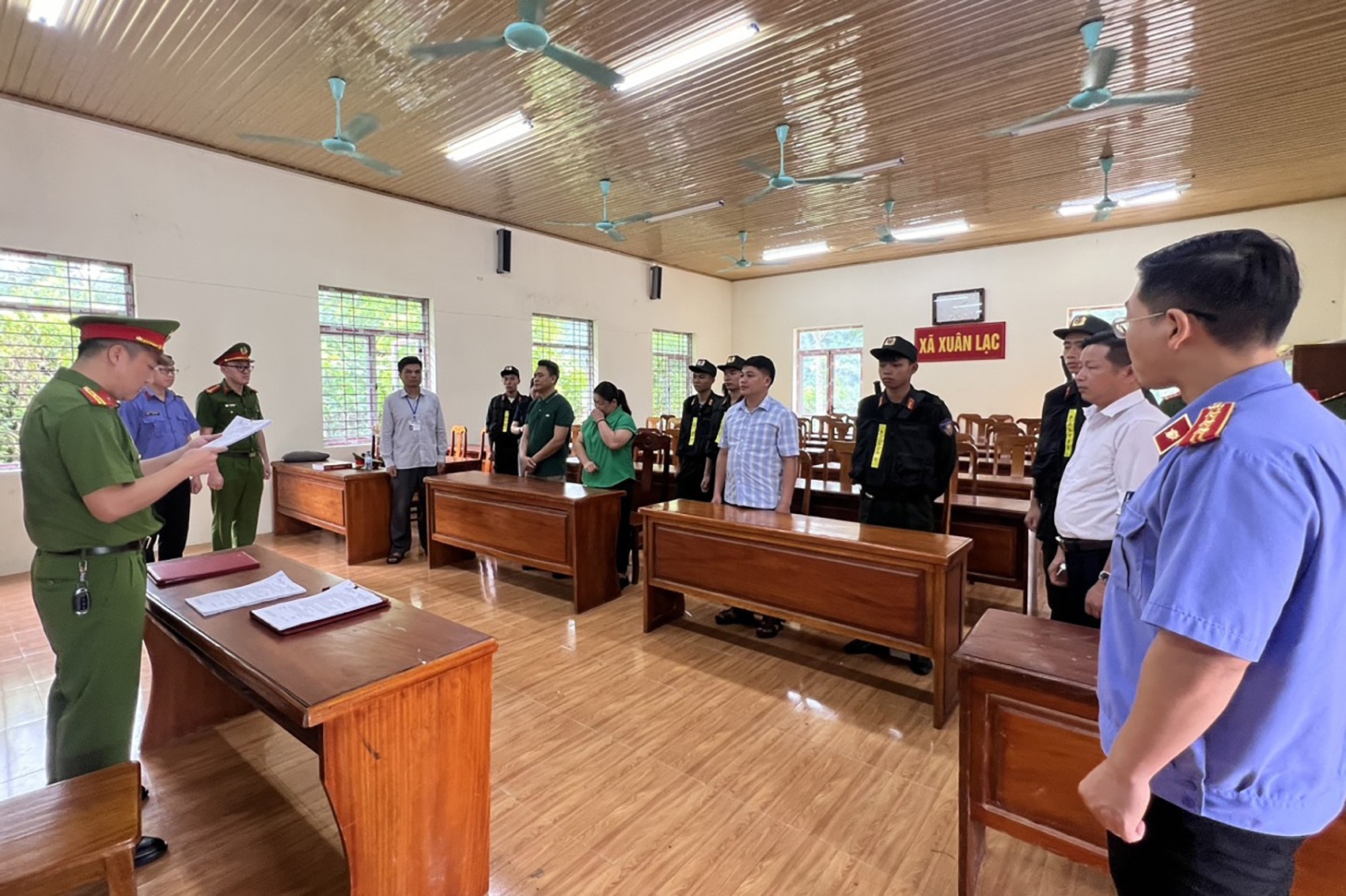 Bat tam giam bi thu va chu tich xa o Bac Kan vi lap ho so khong hinh anh