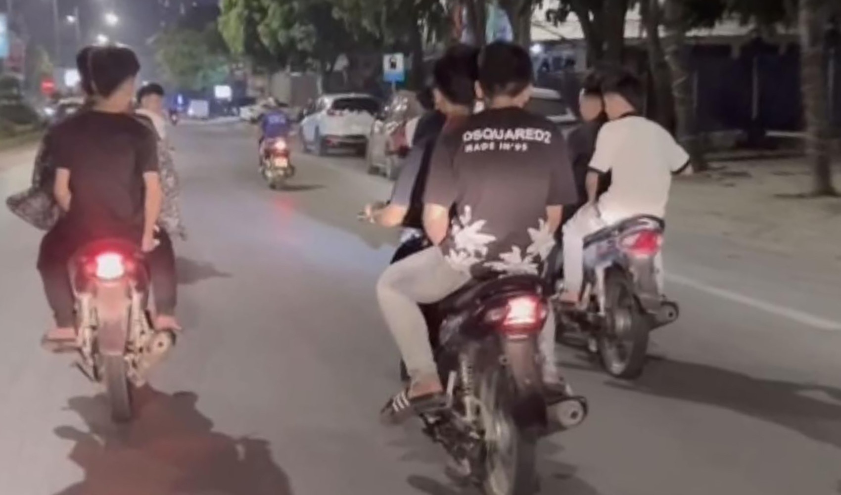 Bat nhom thanh, thieu nien chay xe khong bien so chem nguoi di duong hinh anh