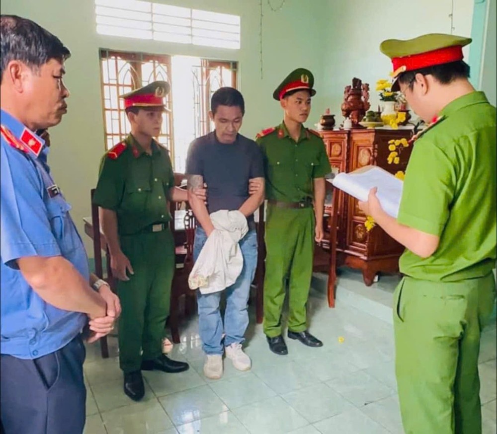 Vac ma tau giai quyet mau thuan trong quan karaoke, 4 nguoi bi khoi to hinh anh