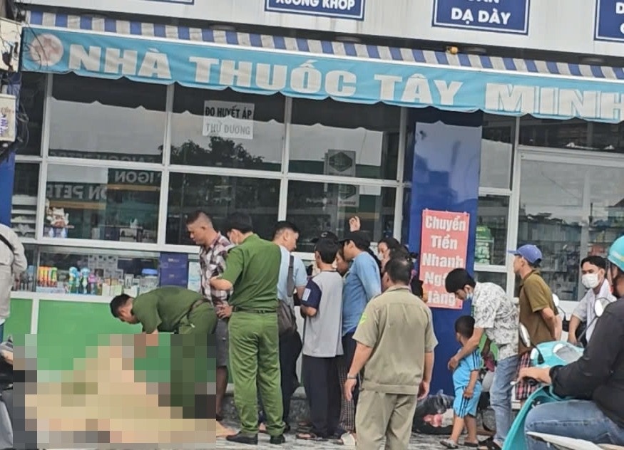 Nguoi dan ong guc chet truoc tiem thuoc tay o TP.HCM hinh anh