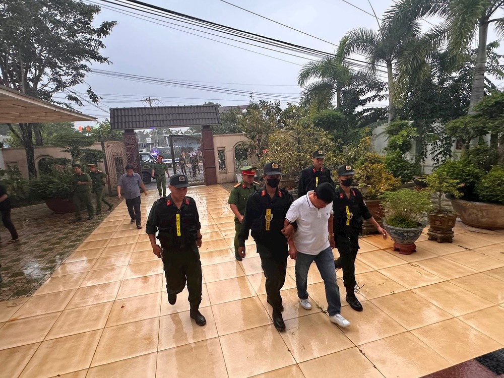 Khoang 100 canh sat kham nha 'ong trum' khoang san o Binh Thuan hinh anh