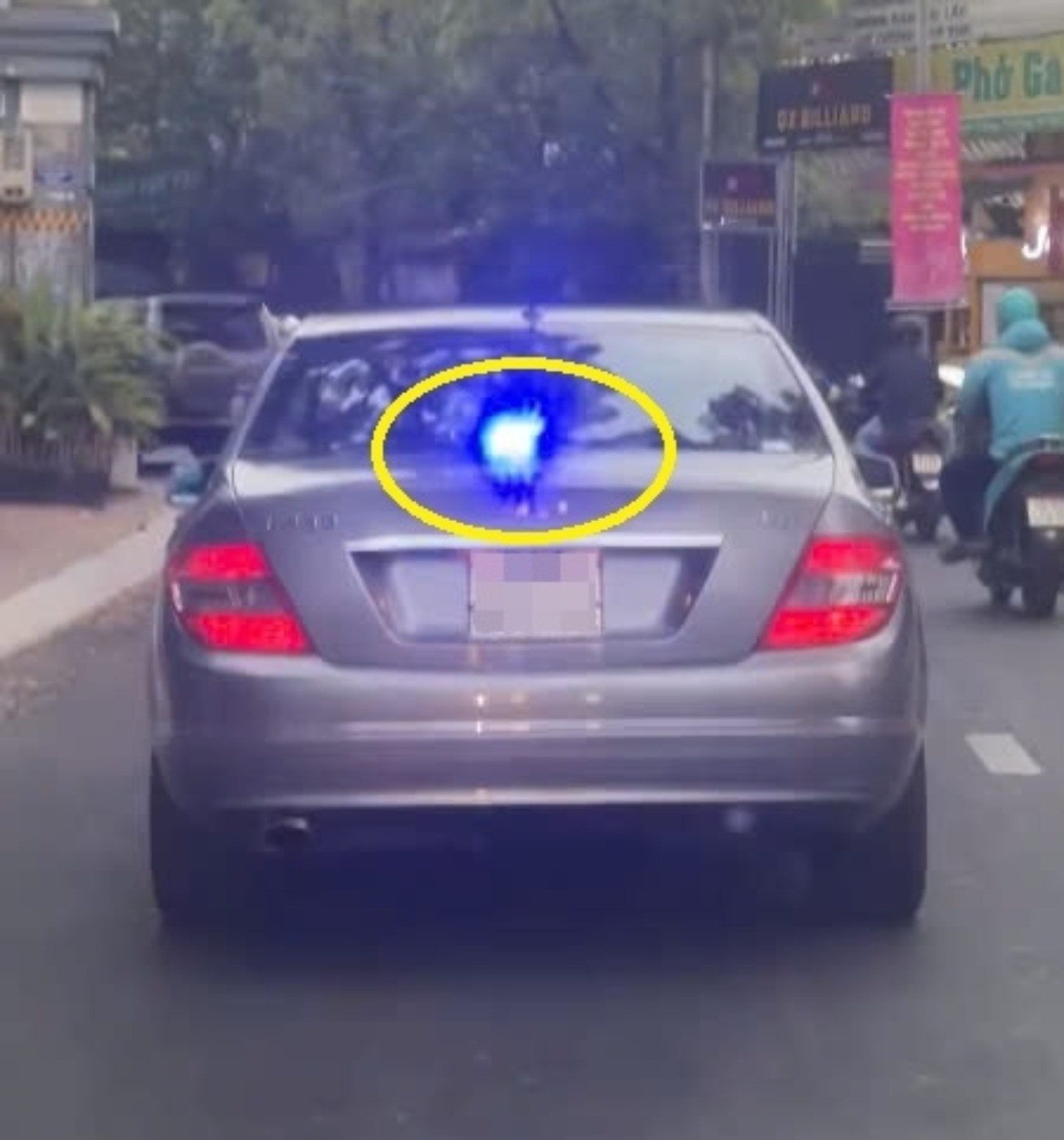 Mercedes den led TP.HCM anh 1