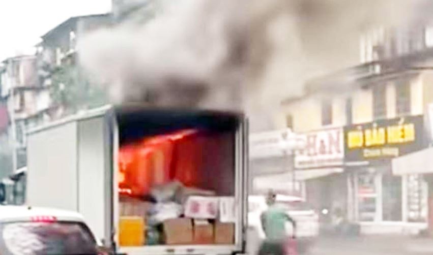 Xe tai cho hang bat ngo boc chay tren duong o Ha Noi hinh anh