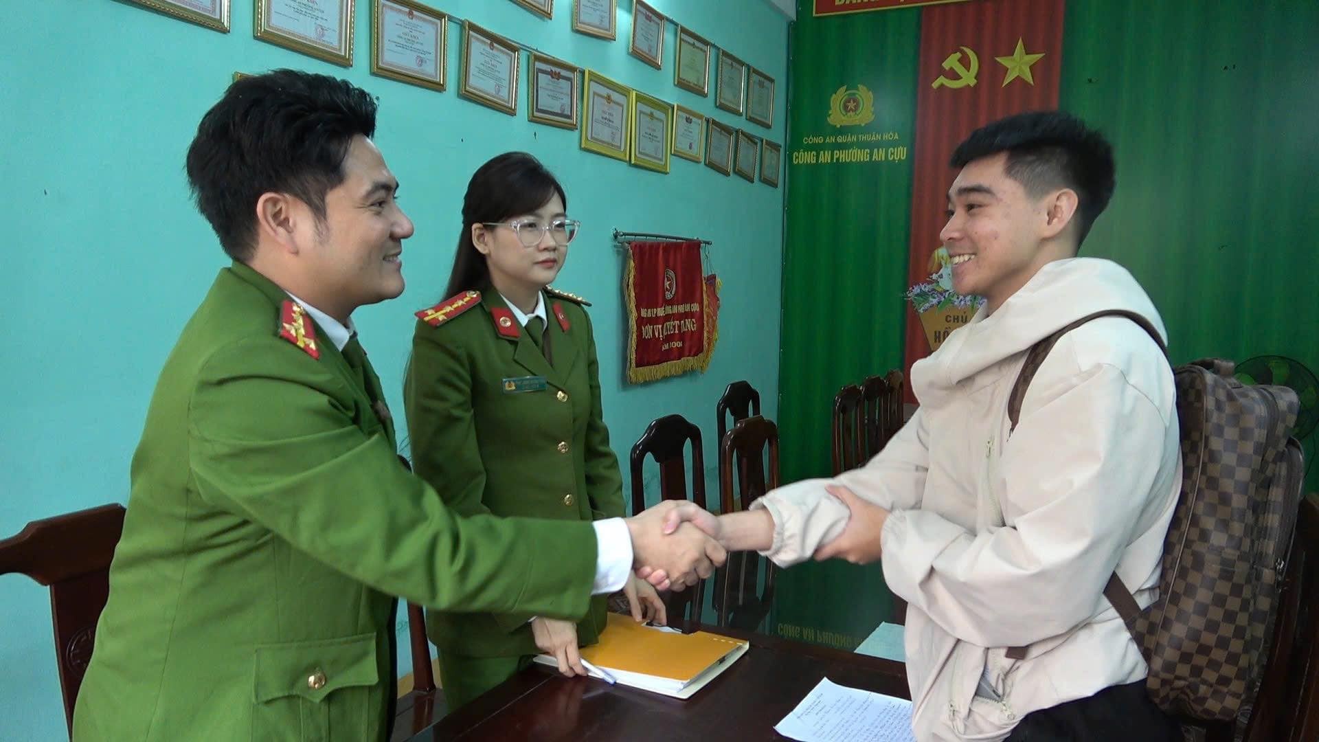 Tai khoan bat ngo nhan hon 200 trieu dong, thanh nien bao cong an hinh anh