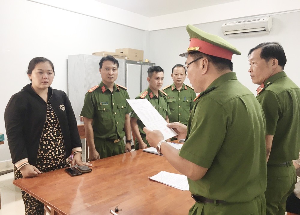 Bat nu chu hui lua dao tren 2 ty dong o Ca Mau hinh anh