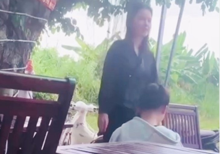 Mau thuan voi ‘dan chi’, hai nu sinh bi bat quy goi va tat vao mat hinh anh