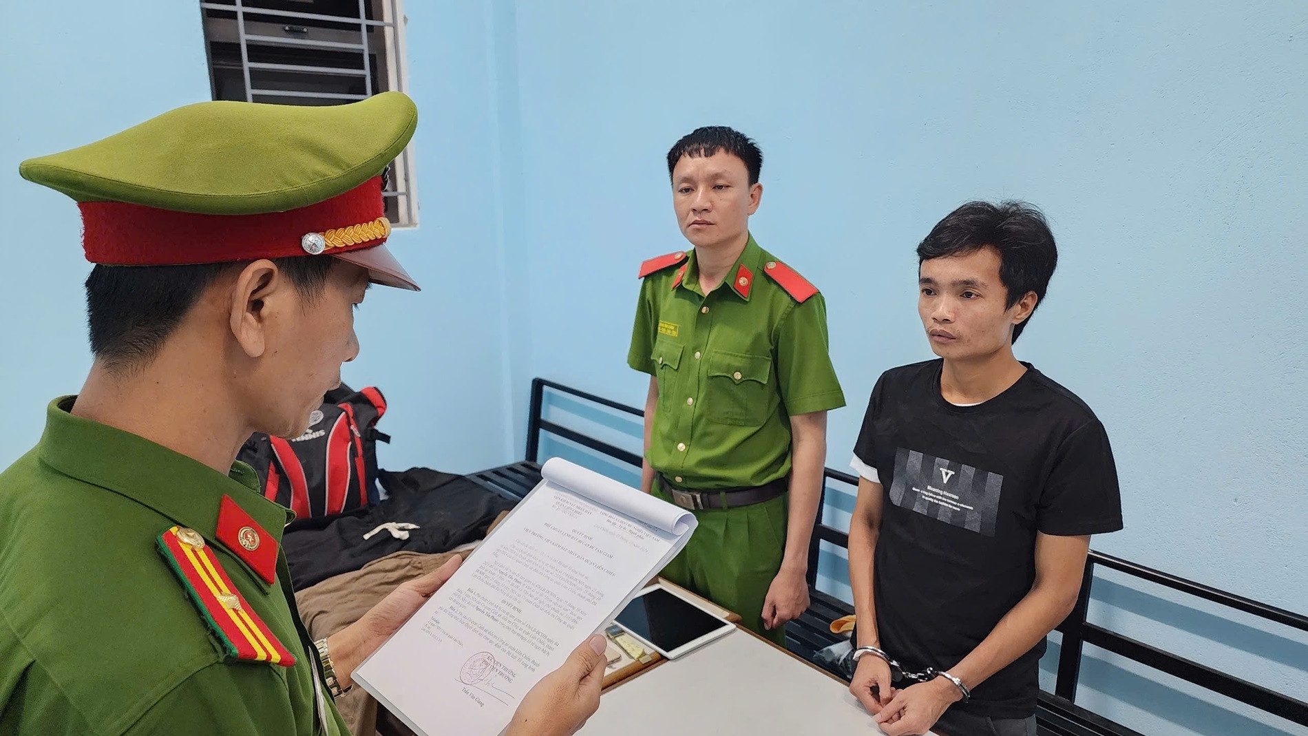 Chan tuong 'sieu trom' dot nhap nha dan tu tang cao o Da Nang hinh anh