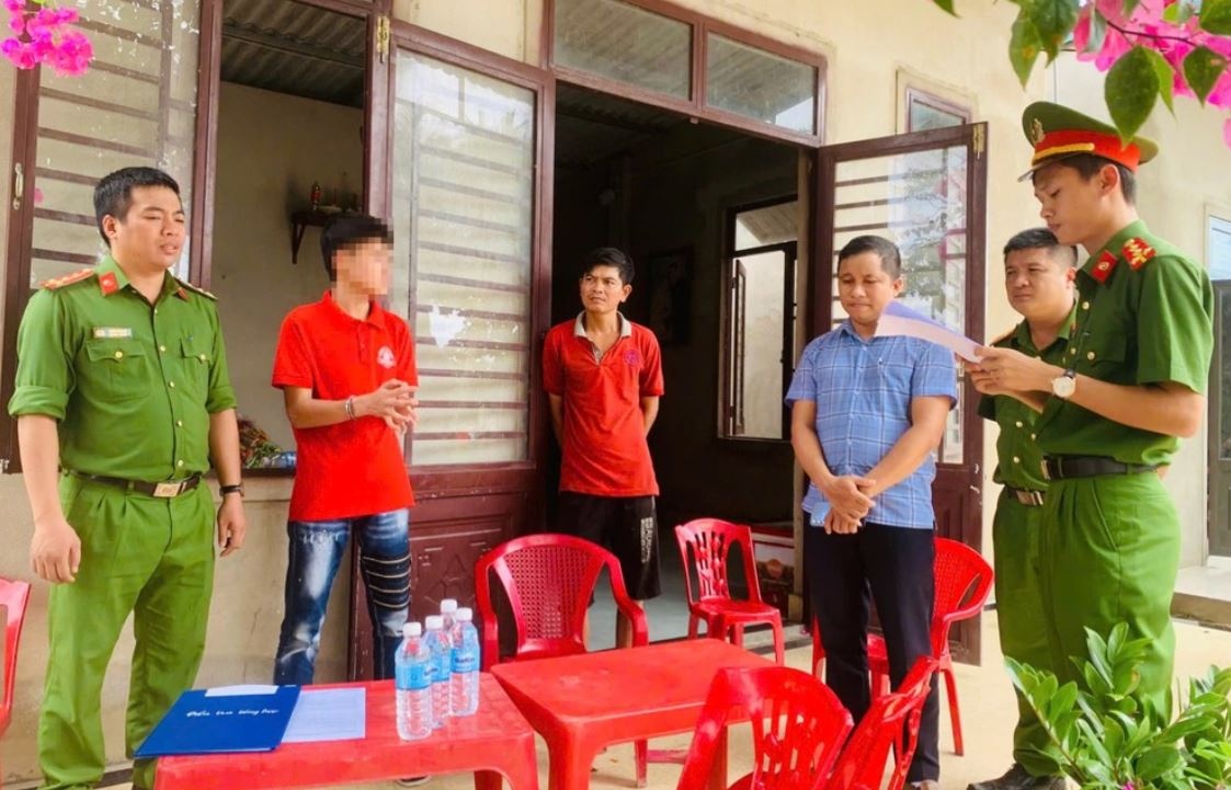 Khoi to nhom thanh nien ‘dai nao’ duong pho Quang Tri hinh anh