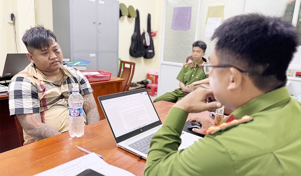 Tan cong canh sat de giai vay cho doi tuong bi truy na hinh anh