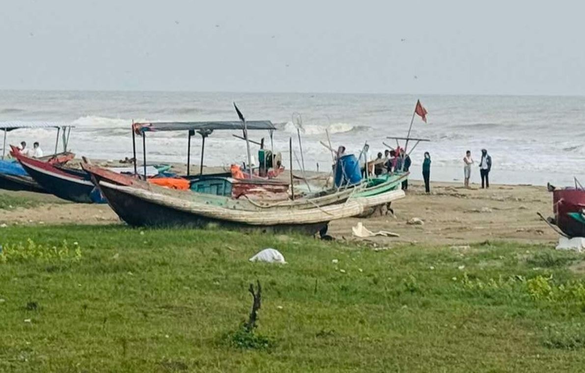 Tim thay thi the hai nam sinh lop 8 tren bai bien o Ha Tinh hinh anh