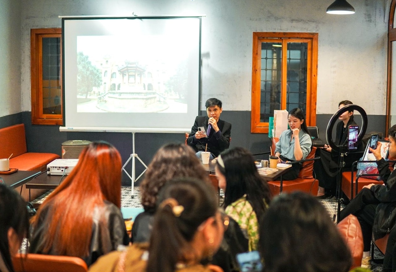 Dua sach di tim doc gia hinh anh