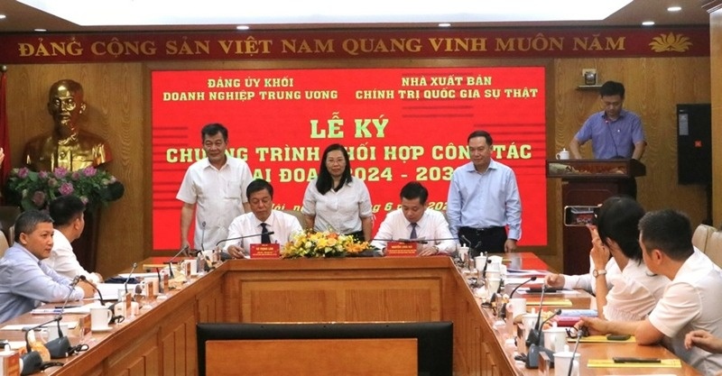 Phoi hop xuat ban sach huong dan nghiep vu cong tac xay dung Dang hinh anh