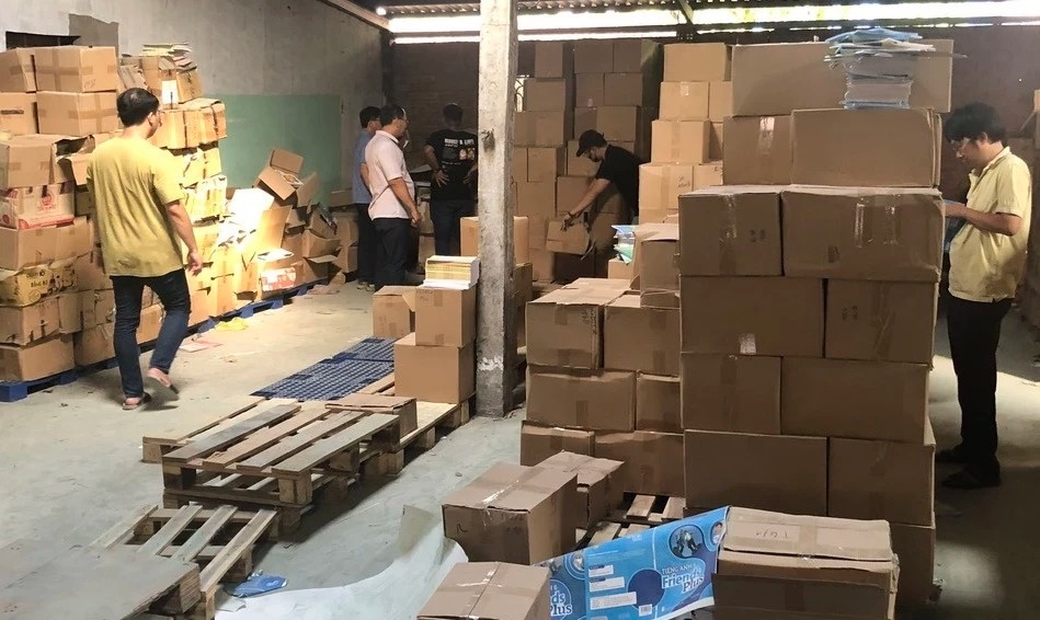 Sach gia, sach lau tra tron truoc nam hoc moi hinh anh