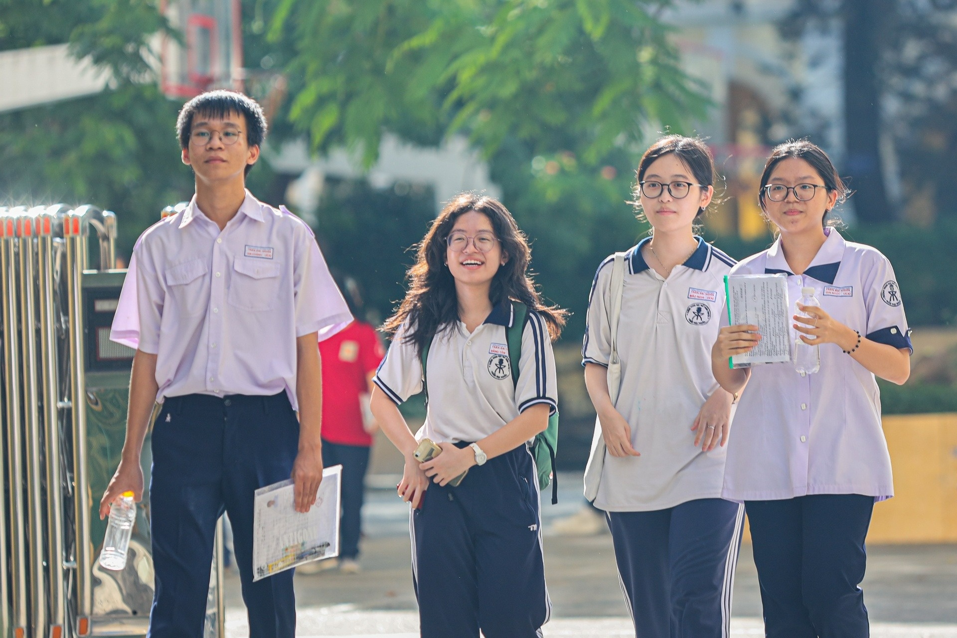 Tang sach cac tan thu khoa dai hoc hinh anh