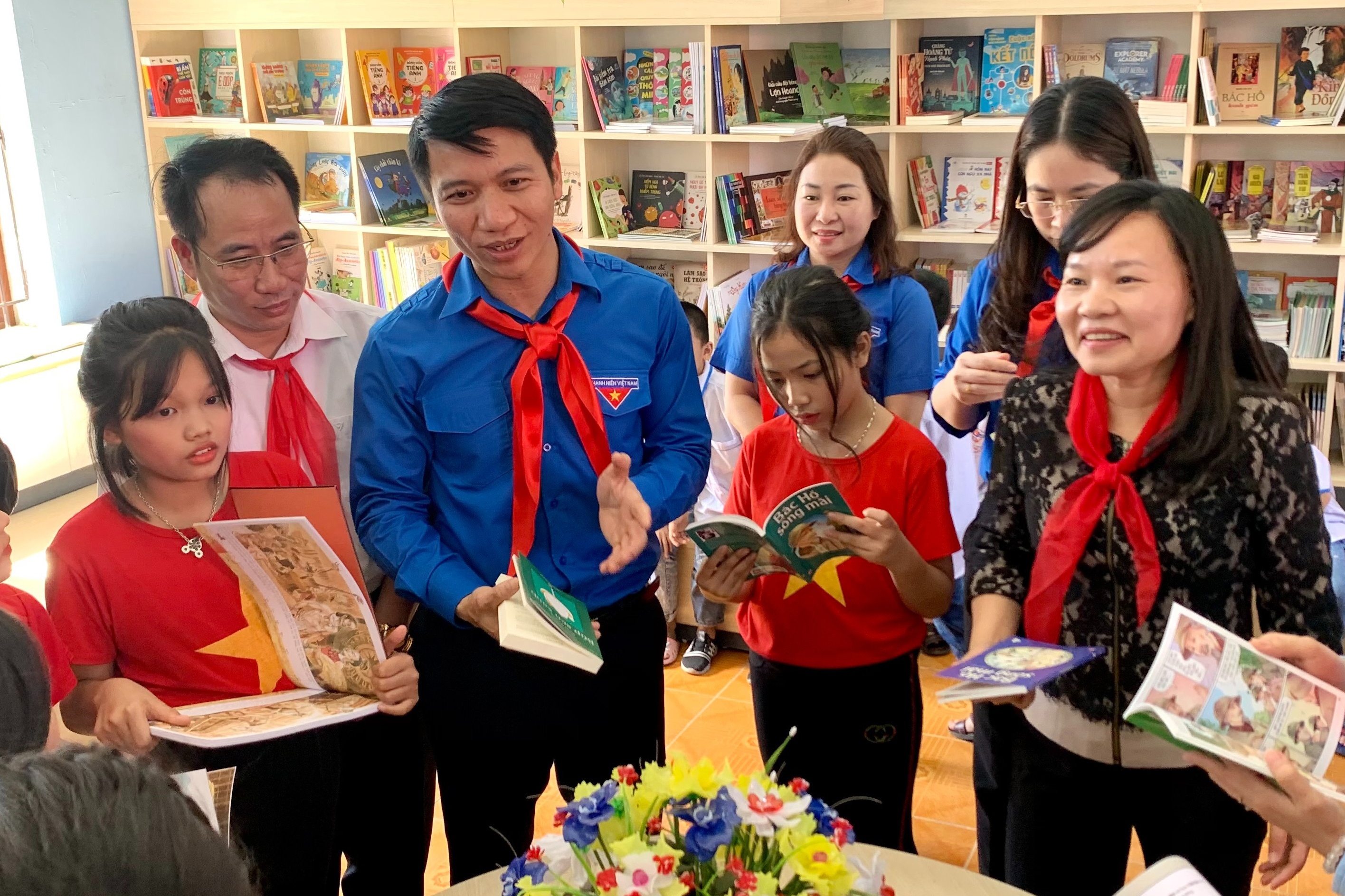 Thuc day nang cao van hoa doc cho thieu nien, nhi dong hinh anh