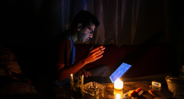 Ai Cap mat dien keo dai giua mua he nong buc hinh anh