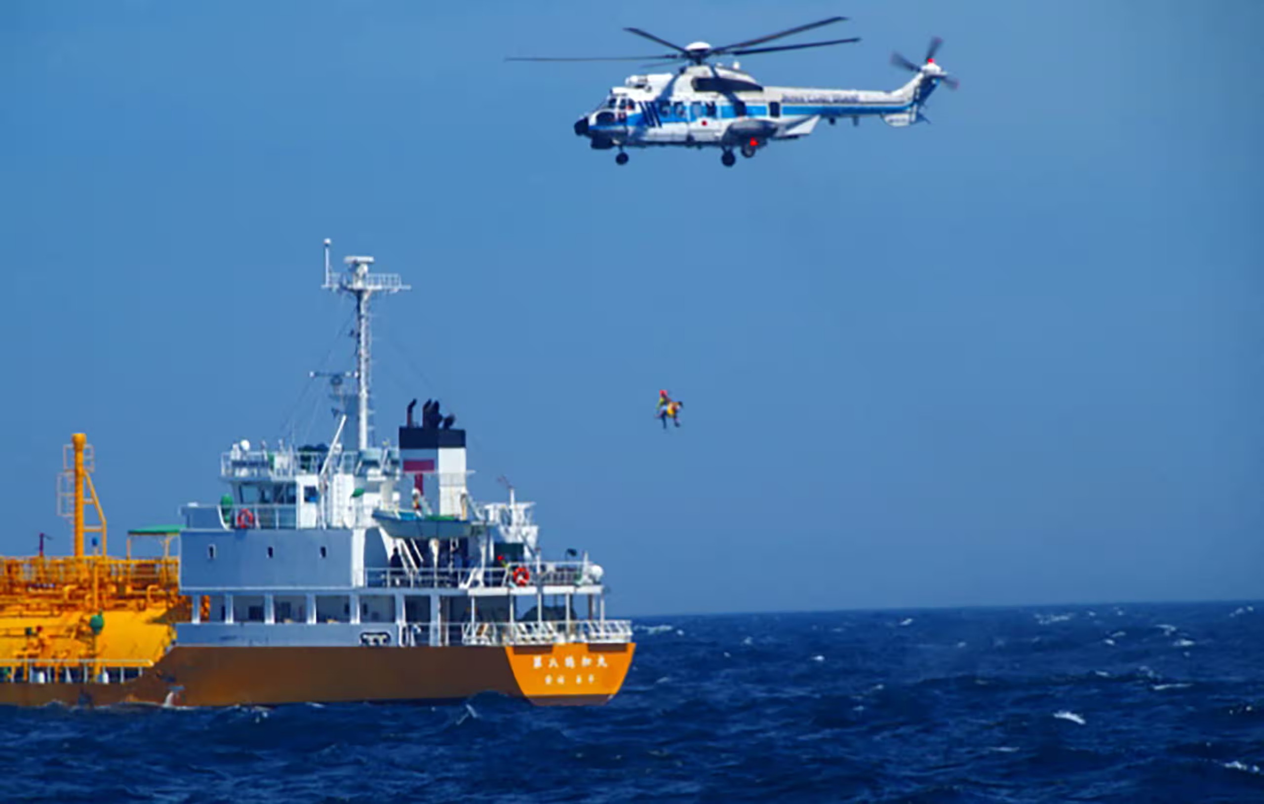 Tim thay co gai song sot tren bien sau 36 gio bi song cuon hinh anh