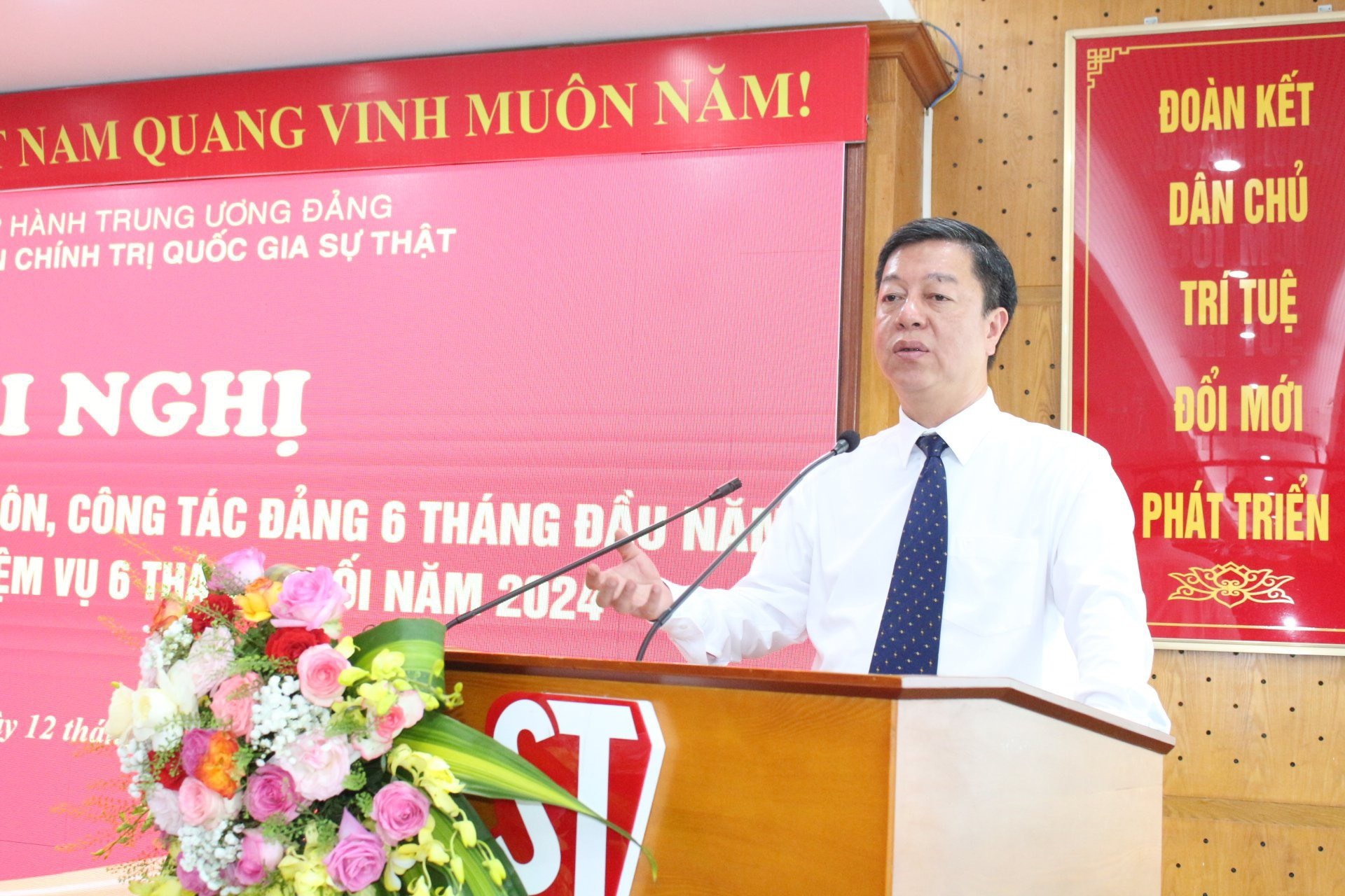 Day manh xuat ban sach dien tu ly luan chinh tri hinh anh