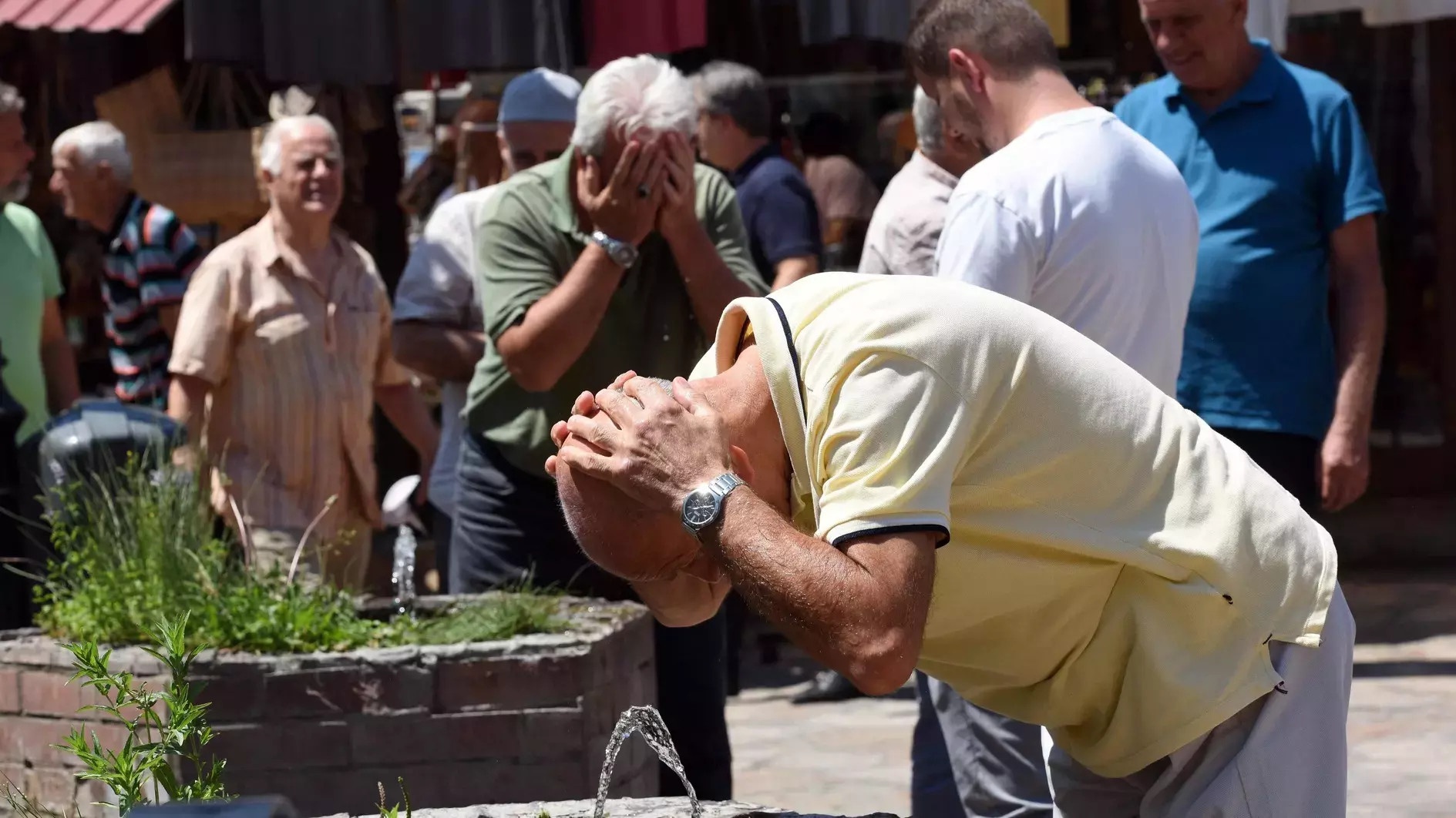 CH Bac Macedonia ban bo tinh trang khung hoang vi nang nong hinh anh