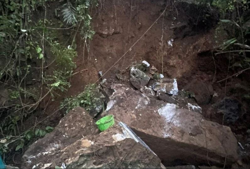 Sap ham vang o Bac Kan, hai phu vang mac ket trong hang sau hinh anh