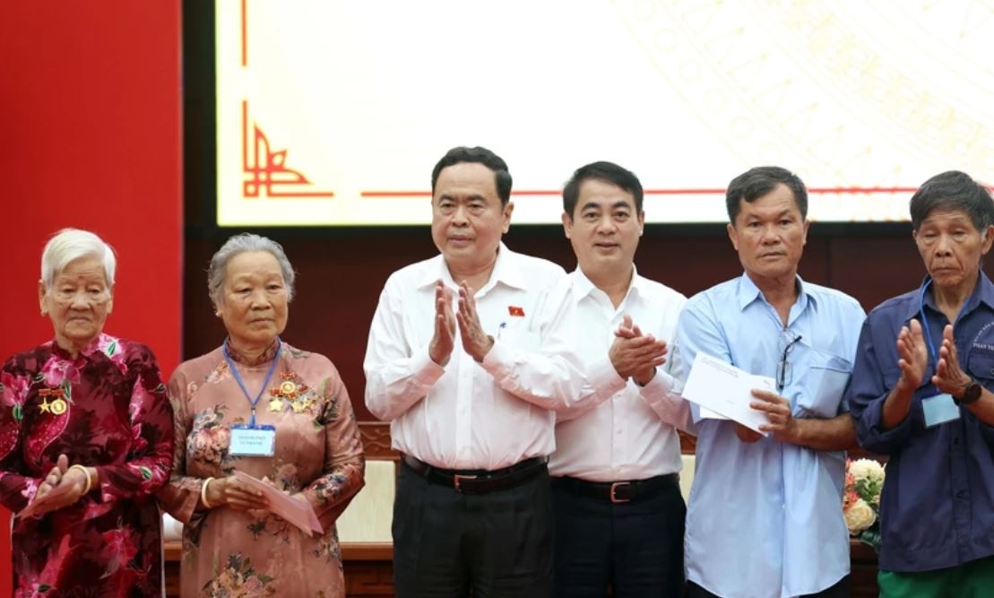 Chu tich Quoc hoi: Toan xa hoi cham lo cho gia dinh nguoi co cong hinh anh