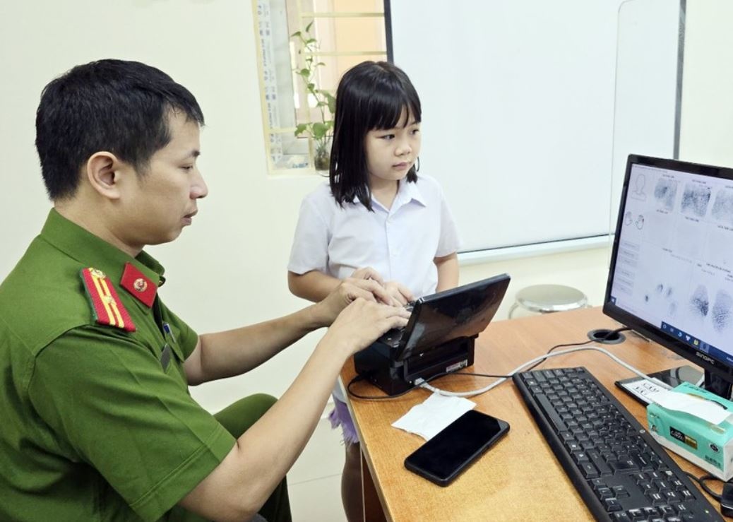 Cong an Ha Noi trien khai cap the can cuoc cho tre em hinh anh