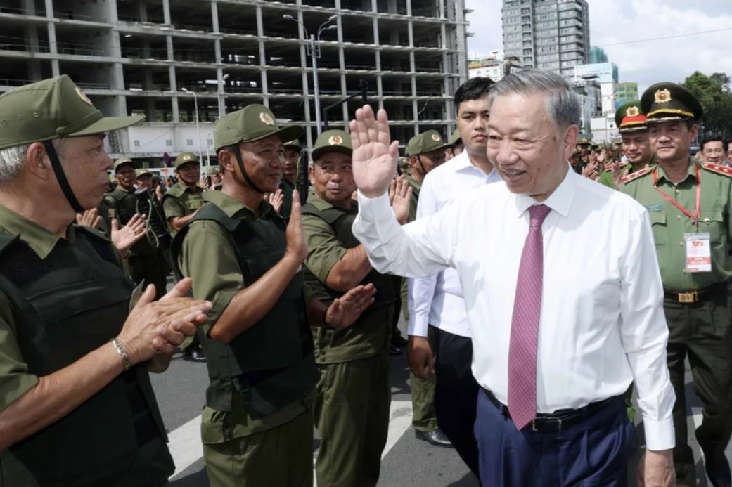 Chu tich nuoc To Lam du le ra mat luc luong bao ve an ninh tai TP.HCM hinh anh